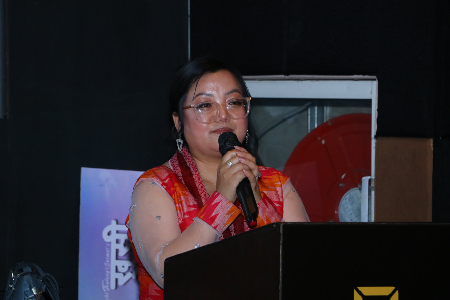 खुसी थुलुङको गीतिसङ्ग्रह ‘खुसीका रङ्गहरू’ बजारमा